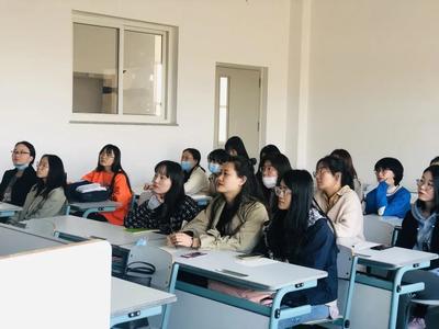 英語學(xué)院召開2018級研究生就業(yè)指導(dǎo)會，聚焦高效尋聘